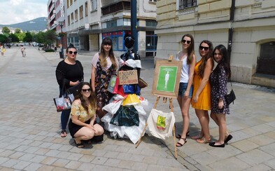 Študentky v Nitre vytvorili naozaj originálnu kampaň proti plastovému odpadu Študentky v Nitre vytvorili naozaj originálnu kampaň proti plastovému odpadu