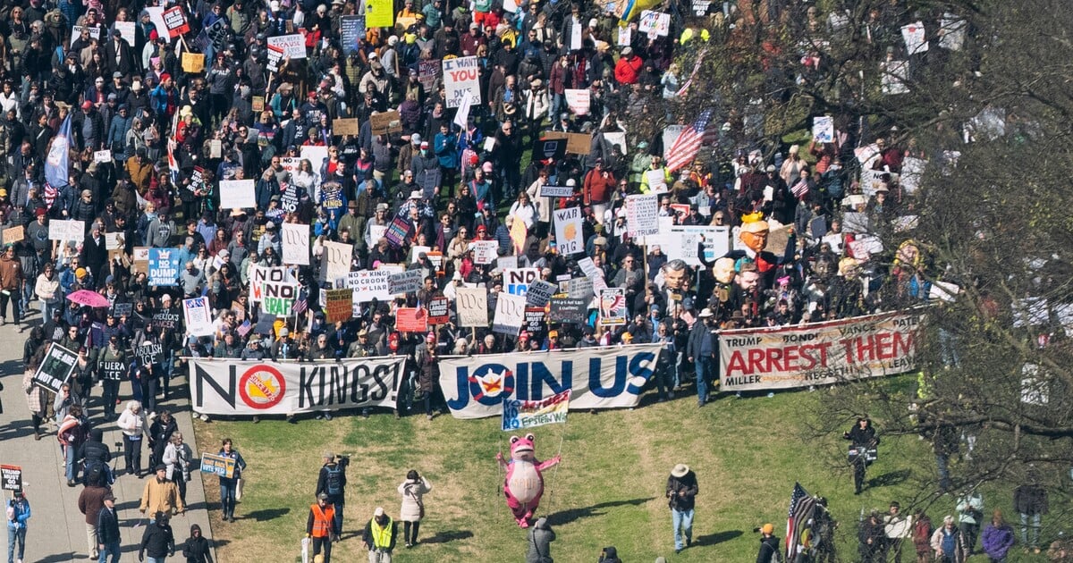 GALERIE: Transparenty i nespokojení občané. Lidé vyšli do ulic protestovat proti Trumpovi