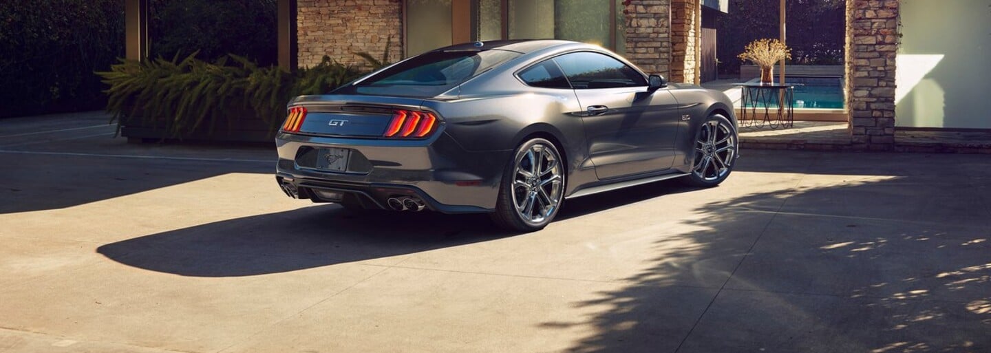 Štvorvalec ostáva, V6 odchádza a V8 posilňuje. Mustang dostal agresívnejšie krivky a až 10-stupňový automat