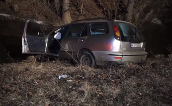 Čtyři opilí Slováci havarovali s autem, skončilo v potoce. Tvrdí, že všichni seděli vzadu