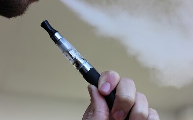 Jsou e-cigarety nebezpečnější než klasické, nebo jsou vhodnou alternativou, která s sebou nenese zdravotní rizika? Jsou e-cigarety nebezpečnější než klasické, nebo jsou vhodnou alternativou, která s sebou nenese zdravotní rizika?