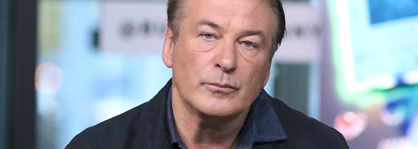 Jsou známé první závěry vyšetřování smrtelné střelby na natáčení filmu s Alecem Baldwinem. Na place nevěděli, že jsou náboje ostré
