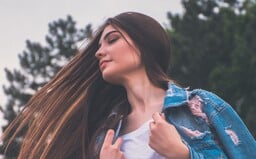 Suché a lámavé vlasy sú postrachom každej ženy, ktorá sa o seba stará. Čo je ideálne na rozštiepené končeky a ako sa vyhnúť odfarbovaniu?