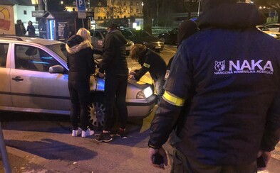 Súd vzal do väzby 22-ročnú súdnu úradníčku, ktorú NAKA zadržala za kokaín v hodnote 20-tisíc eur Súd vzal do väzby 22-ročnú súdnu úradníčku, ktorú NAKA zadržala za kokaín v hodnote 20-tisíc eur