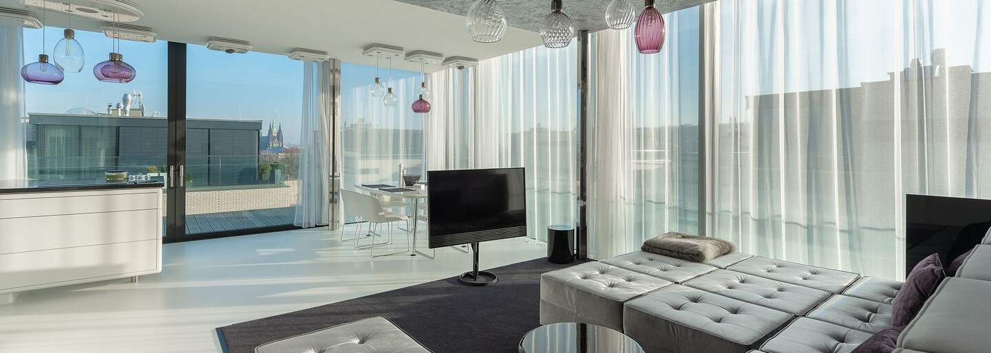 Súkromný bar, terasa s výhľadom na Hradčany a obrovská obývačka. To všetko ponúka penthouse za 5 000 eur mesačne