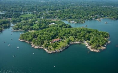 Soukromý ostrov nedaleko New Yorku za 4 miliardy korun se může stát nejdražší nemovitostí v USA Soukromý ostrov nedaleko New Yorku za 4 miliardy korun se může stát nejdražší nemovitostí v USA