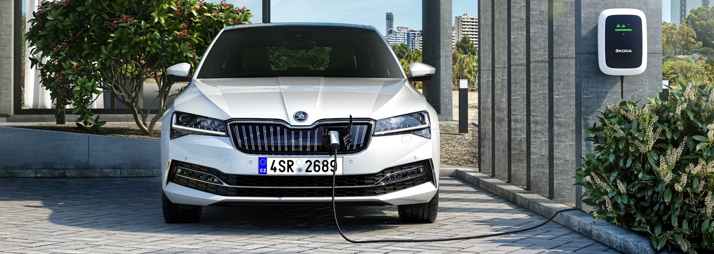 Superb prešiel veľkým faceliftom. Nové sú LED svetlá, terénny Scout aj prvý plug-in hybrid