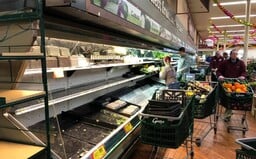 Supermarket musel vyhodiť potraviny za 30-tisíc eur, lebo na nich naschvál nakašľala zákazníčka