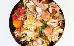 Šupky z ovocia a zeleniny tvoria polovicu obsahu slovenských košov. Prinášame ti návhry, ako môžeš lepšie spracovať bioodpad