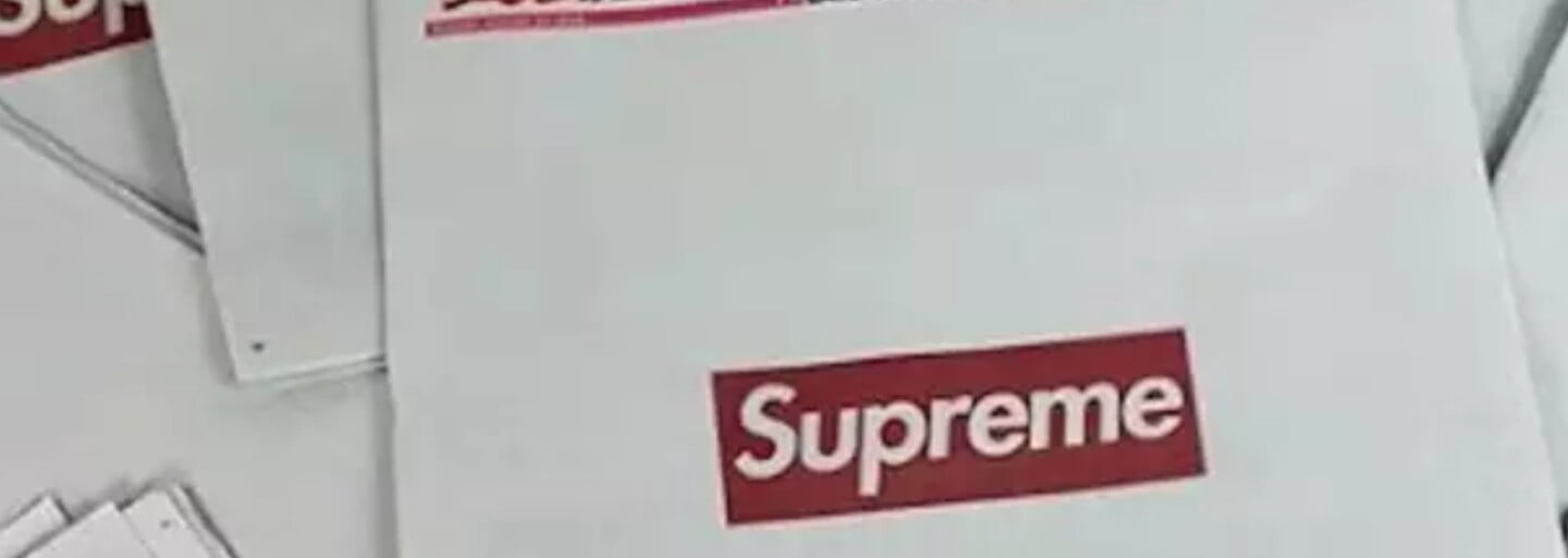Supreme logo se objevilo i na americkém deníku. Výtisk tě u resellera vyjde na 1900 Kč