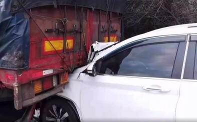 SUV narazilo do kamionu, zůstalo zaklíněné: Šofér si toho nevšiml a auto za sebou táhl ještě 3 kilometry SUV narazilo do kamionu, zůstalo zaklíněné: Šofér si toho nevšiml a auto za sebou táhl ještě 3 kilometry