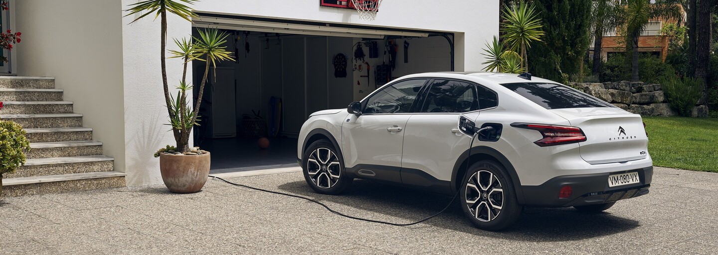 SUV, sedan alebo kupé? Nový nevšedný Citroën C4 X je všetkým v jednom