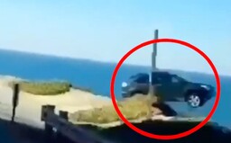 SUV v plné rychlosti vyletělo z útesu do oceánu. Kamera protijedoucího auta zachytila záběry jako z filmu