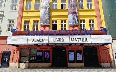 Švandovo divadlo v Praze vyvěsilo na markýzu heslo Black Lives Matter. Kéž byste zkrachovali, komentují lidé na Facebooku Švandovo divadlo v Praze vyvěsilo na markýzu heslo Black Lives Matter. Kéž byste zkrachovali, komentují lidé na Facebooku
