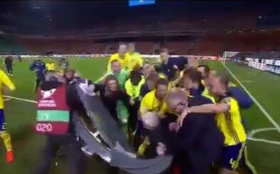 Švédi v radosti z postupu rozmlátili komentátorský pult a zvalili reportérov. Nefalšovaná futbalová radosť baví celý svet Švédi v radosti z postupu rozmlátili komentátorský pult a zvalili reportérov. Nefalšovaná futbalová radosť baví celý svet