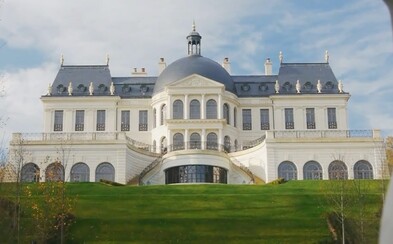 Svet má novú najdrahšiu nehnuteľnosť. Palác vo Francúzsku stál 275 miliónov eur a nechýba v ňom kino či akvárium Svet má novú najdrahšiu nehnuteľnosť. Palác vo Francúzsku stál 275 miliónov eur a nechýba v ňom kino či akvárium