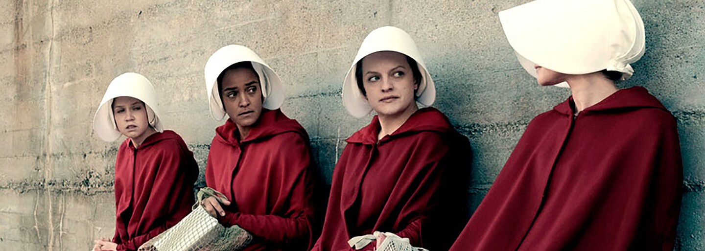 Svet sa búri proti zotročeným ženám v Gileade. Skončí sa v 2. sérii Handmaid’s Tale dystopická éra USA plná týraných a znásilnených žien?