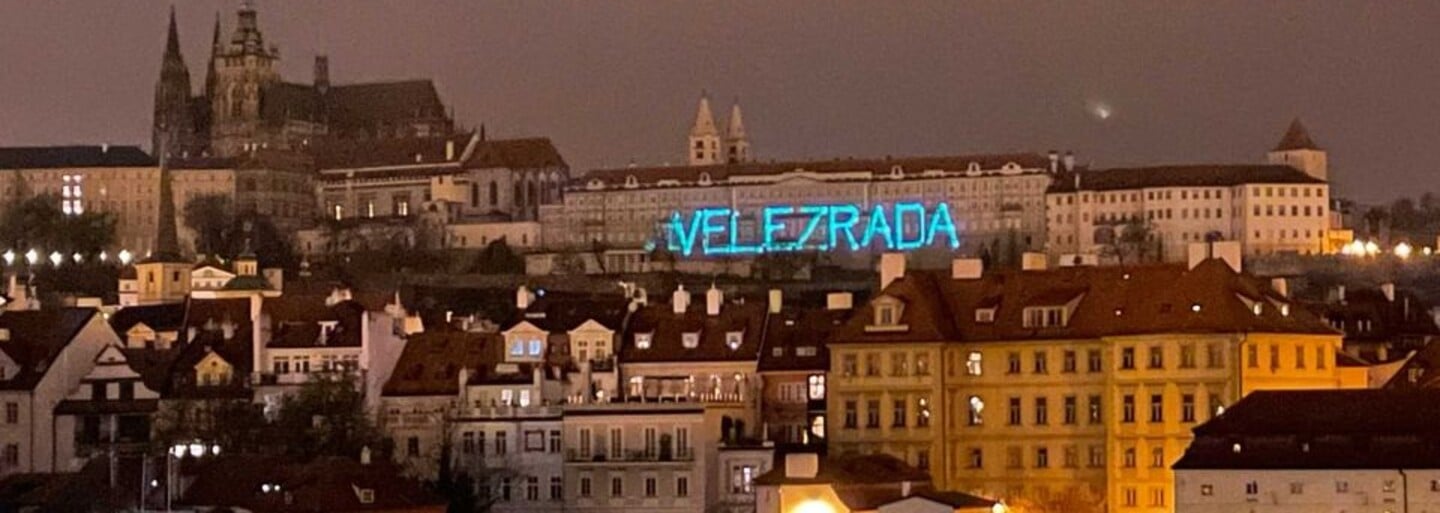 Světelný nápis „velezrada“ na Pražském hradě nebyl přestupek ani trestný čin, rozhodla policie