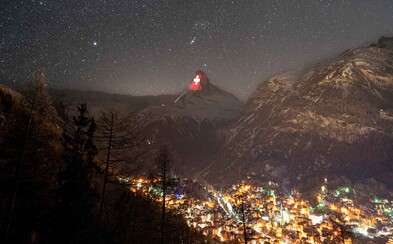 Světlo je naděje, tvrdí Švýcaři. Nasvítili Matterhorn italskou vlajkou, srdcem i důležitými vzkazy Světlo je naděje, tvrdí Švýcaři. Nasvítili Matterhorn italskou vlajkou, srdcem i důležitými vzkazy