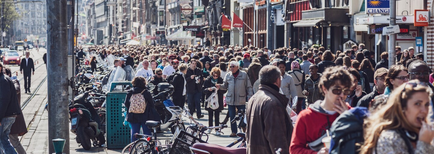 Světová populace by se mohla do roku 2100 snížit na polovinu, míní britský ekonom