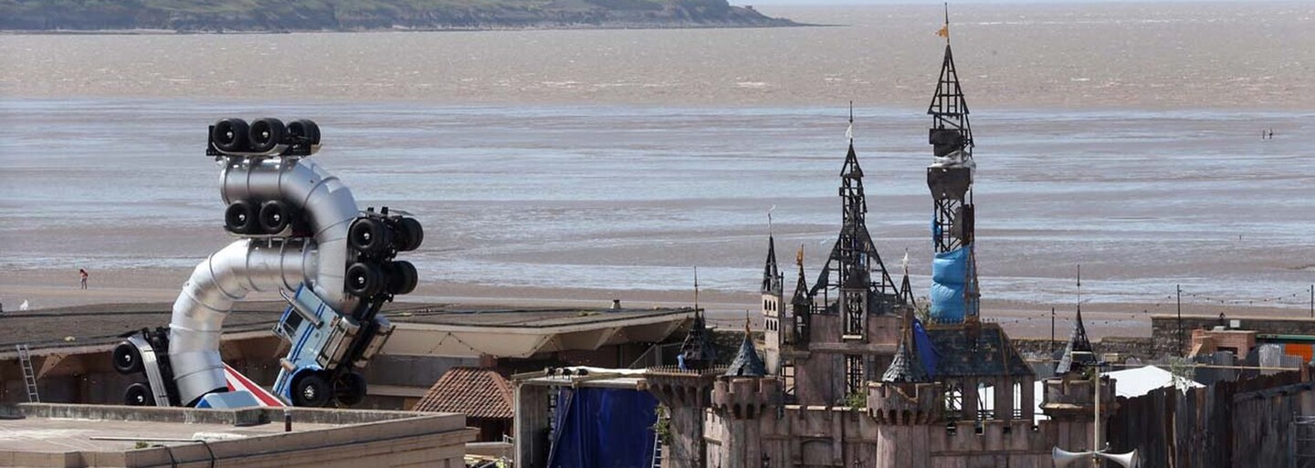 Svetoznámy umelec Banksy oficiálne predstavil svoj protest voči Disney, zábavný park Dismaland