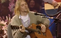 Svetr Kurta Cobaina z Nirvany vydražili za 334 tisíc dolarů