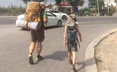 Svojmu synovi chcel ukázať, ako vyzerá skutočný život. Zobral 15 dolárov a pešo sa vybrali naprieč Čínou Svojmu synovi chcel ukázať, ako vyzerá skutočný život. Zobral 15 dolárov a pešo sa vybrali naprieč Čínou