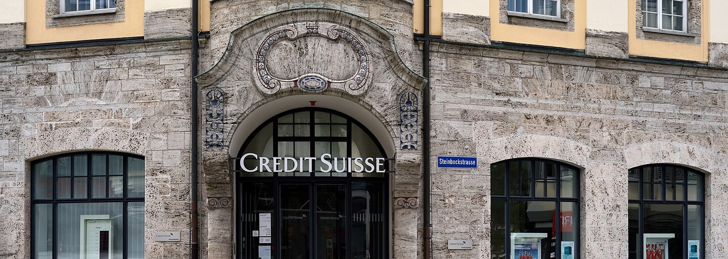 Švýcarská banka Credit Suisse čelí problémům. Akcie se propadají, oslabuje i česká koruna