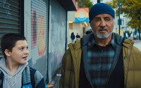 Sylvester Stallone v akčnom traileri Samaritan rozhadzuje deti na všetky strany. Vo filme Samaritan hrá superhrdinu na dôchodku