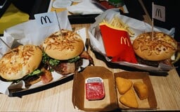 Syrová sezóna v McDonald's neprekvapila, zaskočila však vianočná Coca-Cola (Test)