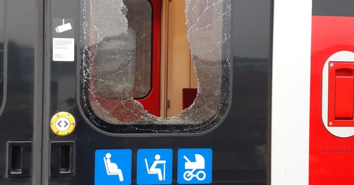 Podnapilí cestující zdemolovali vlak. Jen proto, že vlakvedoucí po nich chtěla jízdenku
