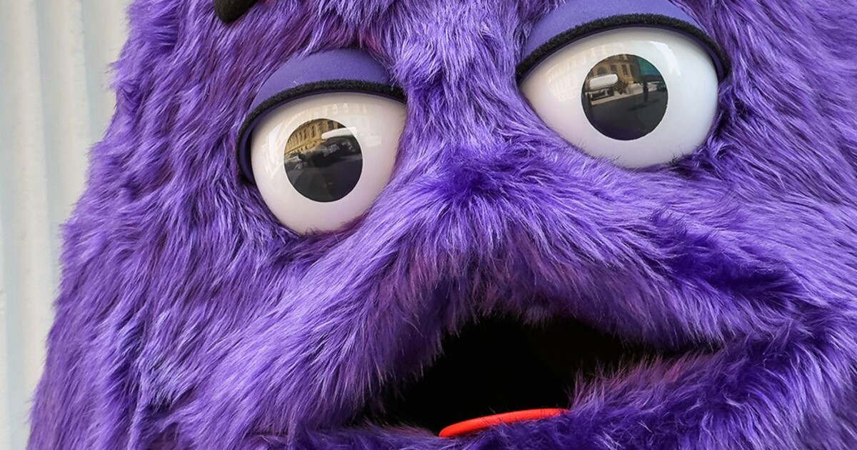 Fialový, chlupatý a vždy veselý. To je Grimace, dnes ho můžeš potkat v Praze