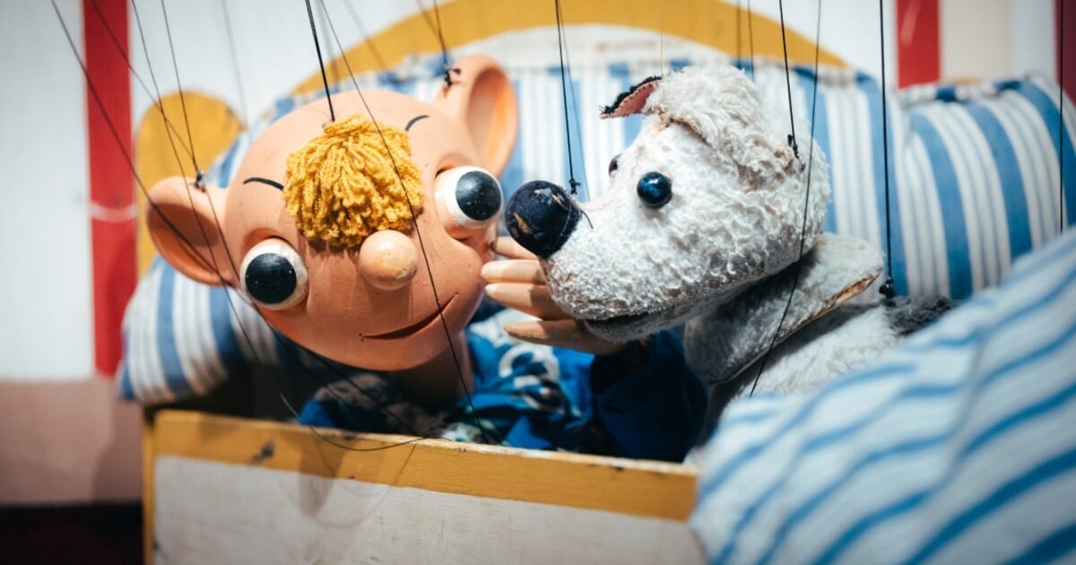 VIDEO: Hurvínek slaví 100 let ve velkém stylu! Legendární loutka míří na filmová plátna zachránit Tramtárii