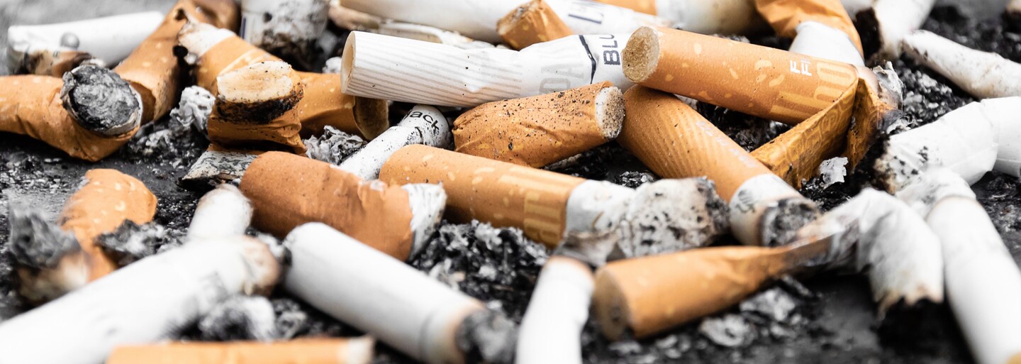 Tabákové firmy budou ve Španělsku financovat úklid nedopalků