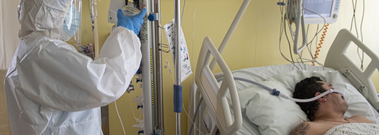 Tabletka na koronavirus může být zanedlouho realitou. Do konce roku prý dokáže farmaceutická firma vyrobit 10 milionů dávek