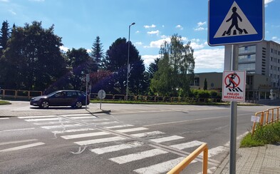 Tabuľky na križovatkách upozorňujú ľudí, aby nepozerali do mobilu. Liptovský Mikuláš sa stará o bezpečnosť na priechodoch pre chodcov Tabuľky na križovatkách upozorňujú ľudí, aby nepozerali do mobilu. Liptovský Mikuláš sa stará o bezpečnosť na priechodoch pre chodcov