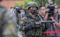 Taiwanská armáda spustila pravidelné vojenské cvičenia, zahŕňajú aj americké útočné vrtuľníky