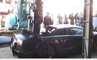 Tchajwanské úřady rozbily limitovanou edici Lamborghini za 300 tisíc eur na cimprcampr. Do země bylo přivezeno ilegálně Tchajwanské úřady rozbily limitovanou edici Lamborghini za 300 tisíc eur na cimprcampr. Do země bylo přivezeno ilegálně