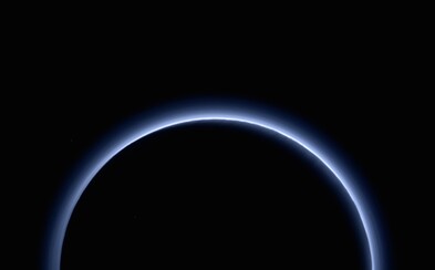 Tajomné Pluto opäť fascinuje: Jeho oblohe dominuje modrá a je podobná tej našej Tajomné Pluto opäť fascinuje: Jeho oblohe dominuje modrá a je podobná tej našej