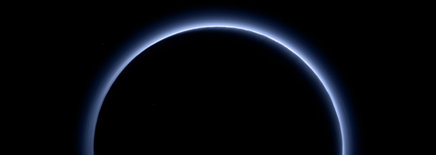 Tajomné Pluto opäť fascinuje: Jeho oblohe dominuje modrá a je podobná tej našej