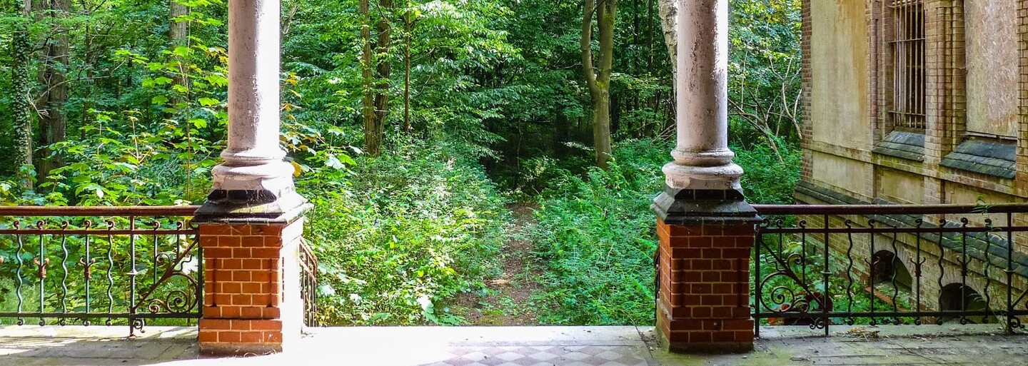 Tajuplné německé sanatorium, kde se léčil Hitler, ale zabíjel tam i sériový vrah a fotograf