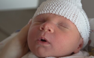 Takmer 2-ročné dievčatko na vegánskej diéte vážilo iba 5 kilogramov. Kŕmili ju kúskami banánov či tofu Takmer 2-ročné dievčatko na vegánskej diéte vážilo iba 5 kilogramov. Kŕmili ju kúskami banánov či tofu