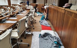 Takto prespali opoziční poslanci na zemi v sále parlamentu. Pyžamá a spacáky vymenia za obleky a budú blokovať schôdzu