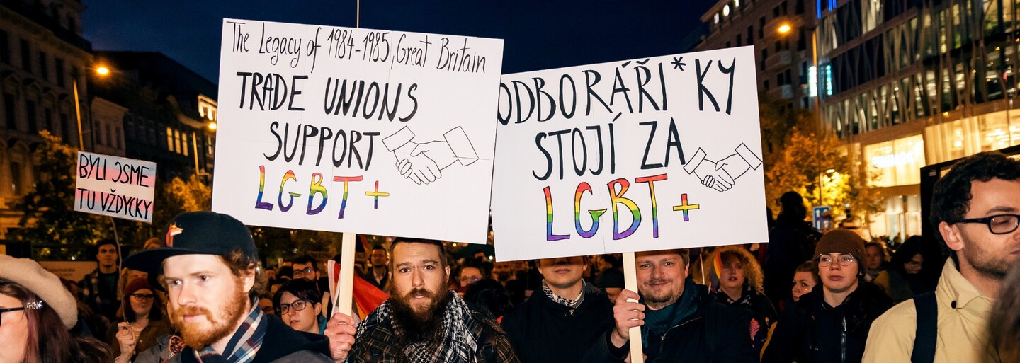 Takto se česká sněmovna staví k ochraně LGBTQ lidí a rovných práv tři měsíce po bratislavské vraždě