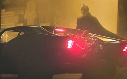 Takto vyzerá Batman a jeho Batmobil. Režisér filmu odhalil prvé oficiálne fotky