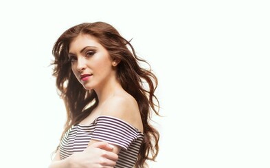 Takto znie nočný život v podaní účastníčky SuperStar Barbory Hazuchovej v jej debutovom singli Deň nocou Takto znie nočný život v podaní účastníčky SuperStar Barbory Hazuchovej v jej debutovom singli Deň nocou