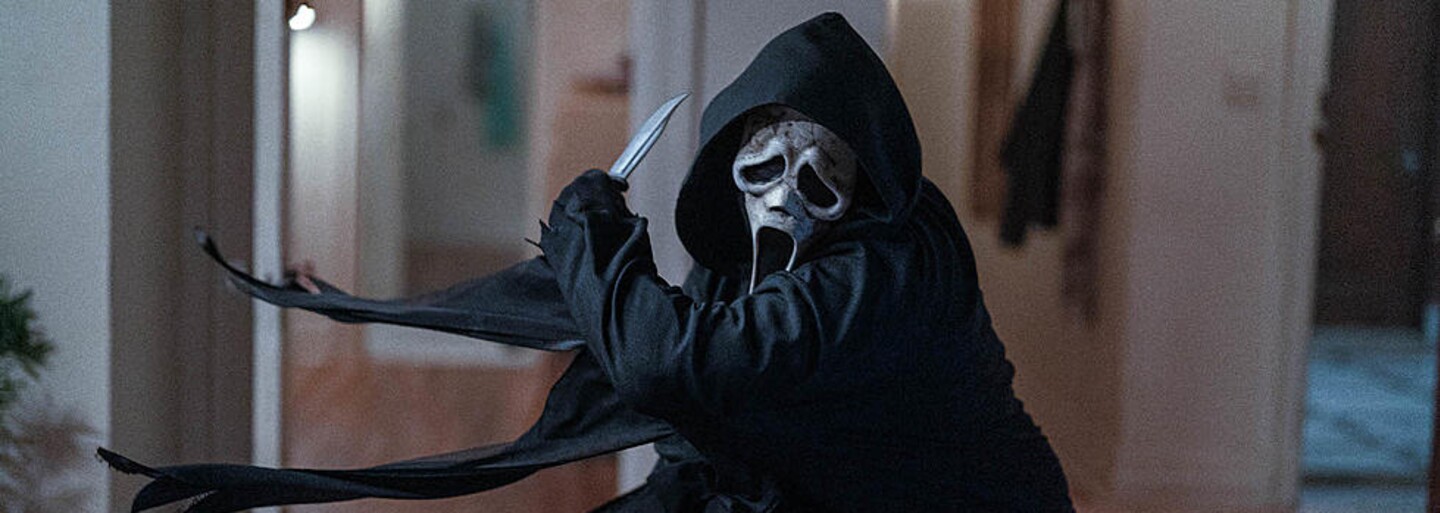 Takýto krvavý Vreskot tu ešte nebol. Ghostface si v novom filme pomáha aj brokovnicou