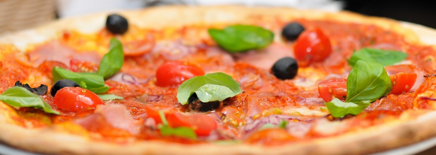 Taliani sú na svoju pizzu takí hrdí, že zozbierali podpisy, aby sa dostala na zoznam UNESCO. Chcú ju ochrániť pred fastfoodovými gigantmi