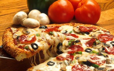 Taliani sú na svoju pizzu takí hrdí, že zozbierali podpisy, aby sa dostala na zoznam UNESCO. Chcú ju ochrániť pred fastfoodovými gigantmi Taliani sú na svoju pizzu takí hrdí, že zozbierali podpisy, aby sa dostala na zoznam UNESCO. Chcú ju ochrániť pred fastfoodovými gigantmi
