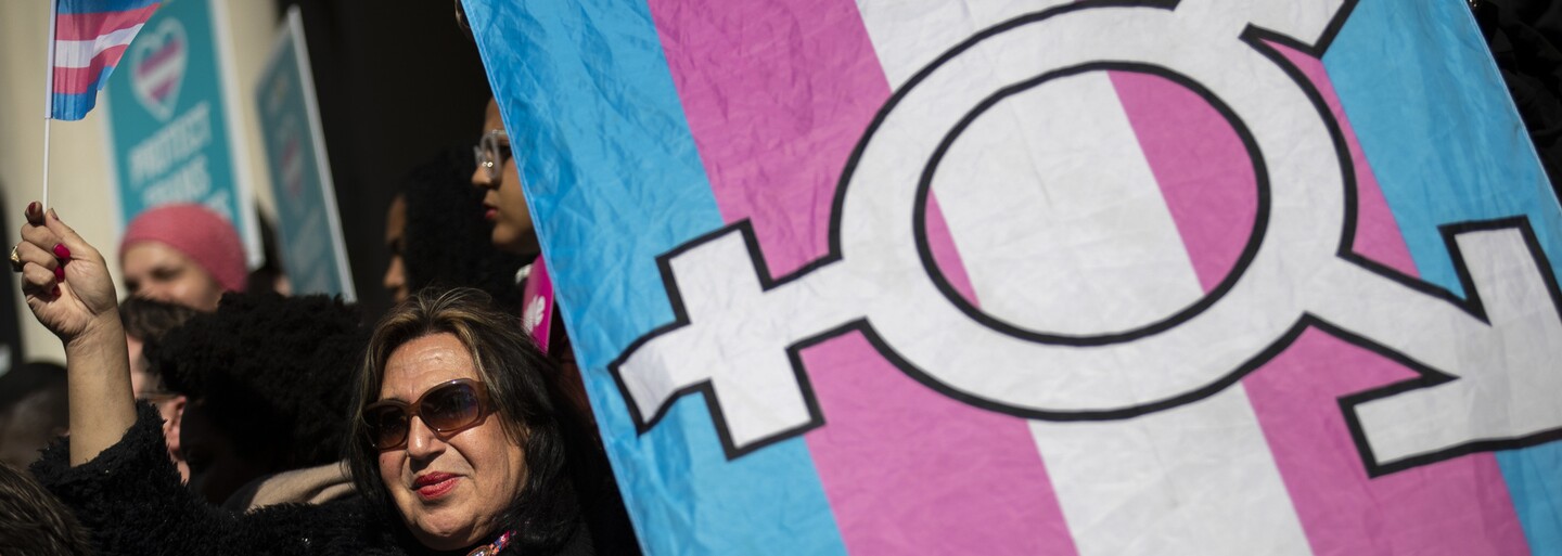 Italské školy se zvolna přidávají k iniciativě na podporu transgender studentů. Respektují jméno i oblečení, které si zvolí
